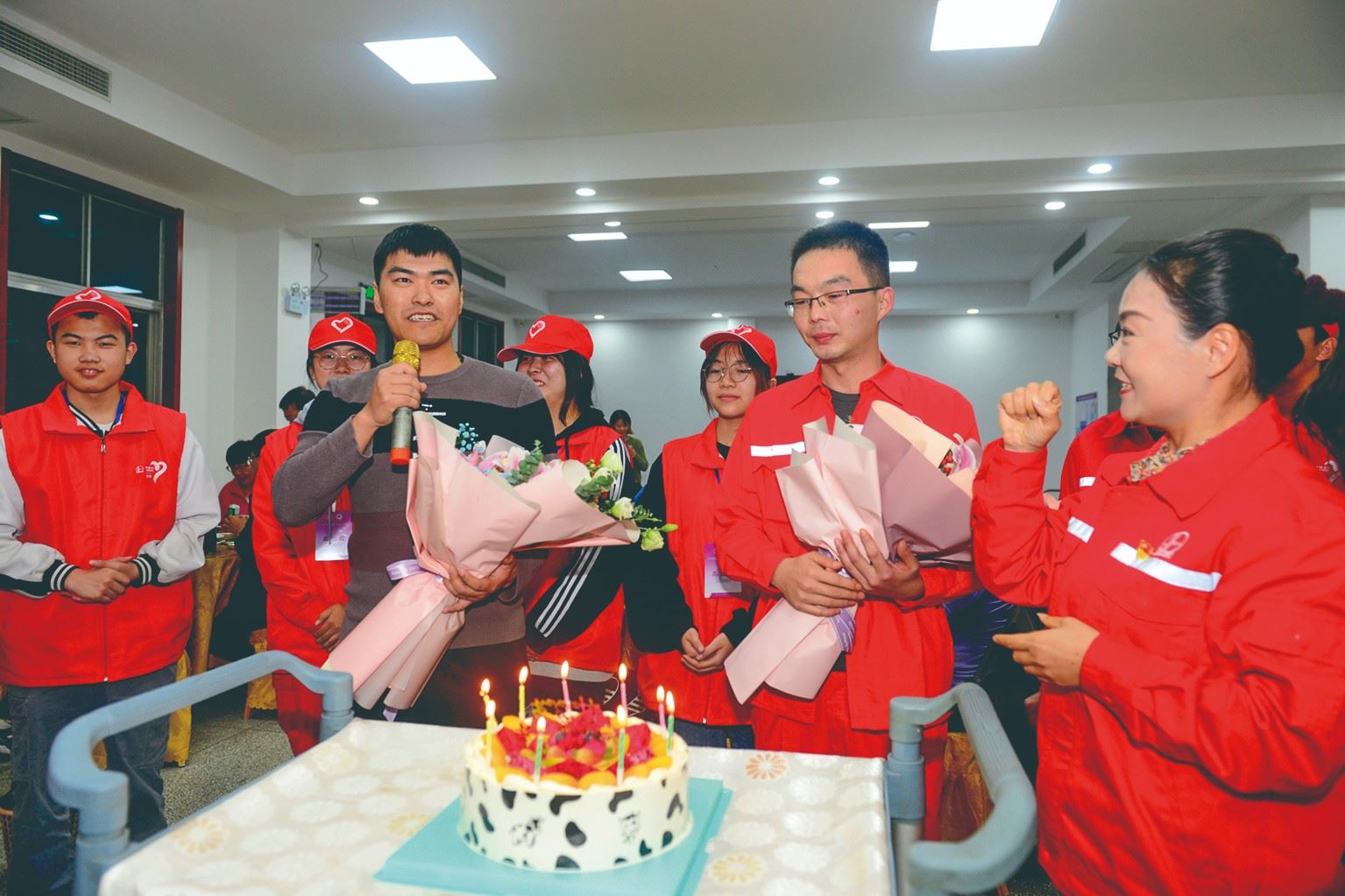 "祝你生日快乐,祝你生日快乐"10月28日,华东石油技师学院的食堂内